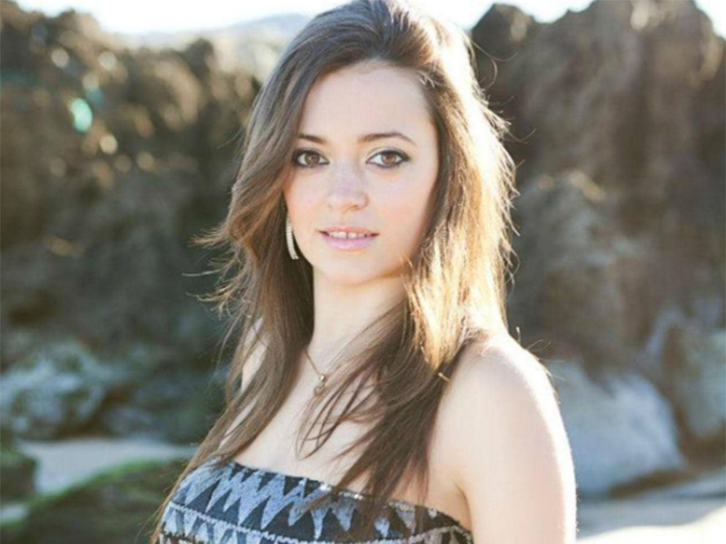 شاهد... لحظة مقتل مغنية إسبانية على المسرح بسبب "الألعاب نارية"